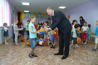 С подарками – к детям