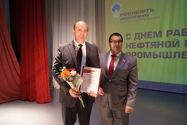 Депутаты поздравили работников нефтяной отрасли