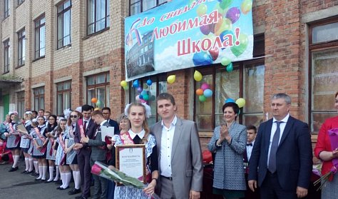 Выпускники прощаются со школой