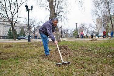 Депутаты на субботнике