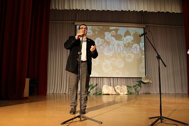 Взрослым - консультация, детям - подарки 