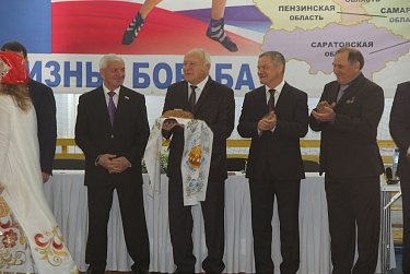 «Мы верим твердо в героев спорта…»