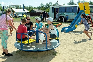 Подарки к 120-летию села – детская площадка и родник