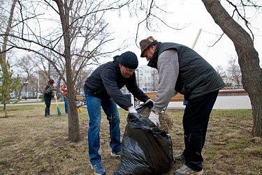 Депутаты на субботнике