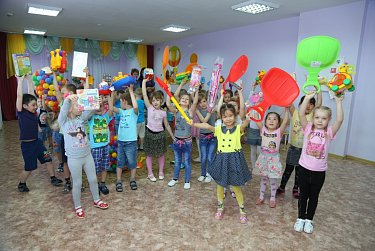 С подарками – к детям