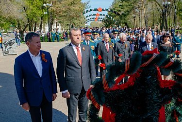 Торжественная церемония началась с минуты молчания