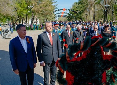 Торжественная церемония началась с минуты молчания