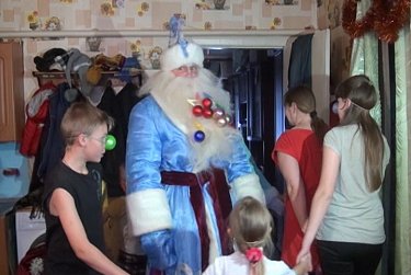 Новогодний подарок умеет мычать