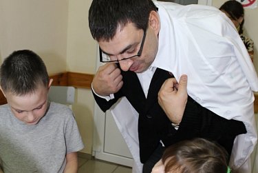 Взрослым - консультация, детям - подарки 