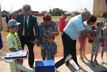 В подарок от депутата спортивная площадка и школьные ранцы