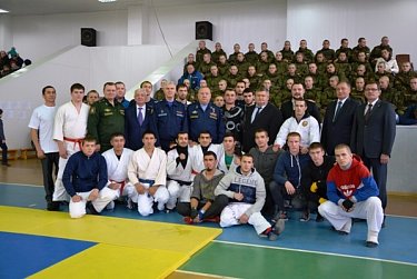 На спортивной арене - армейский рукопашный бой