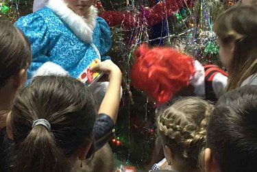 Депутат поздравил малышей