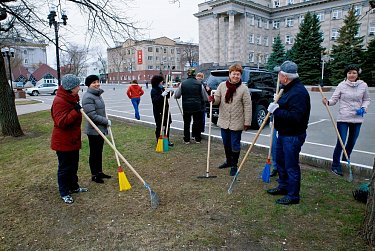 Депутаты на субботнике