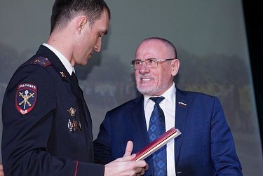 Депутаты поздравили сотрудников органов правопорядка