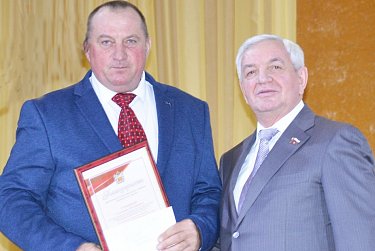 Евгений Сусоев поздравил сельских тружеников