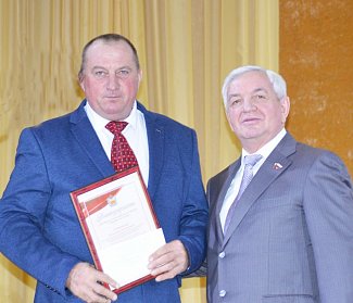 Евгений Сусоев поздравил сельских тружеников