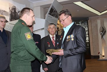 Десантный шлем Героя России Александра Прохоренко будет храниться в музее