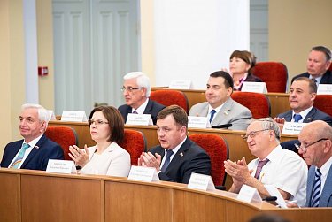 Оренбургские парламентарии рассмотрели более 30 вопросов