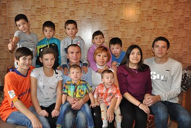 Андрей Аникеев шефствует над многодетной семьей