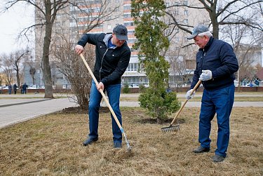 Депутаты на субботнике