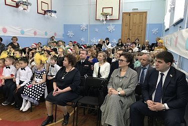 Новый год стучится в двери