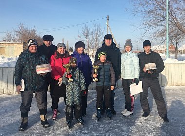 Вечер на коньках собрал нижнесакмарцев