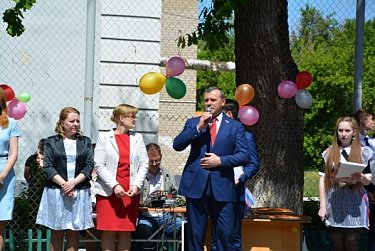 Олег Димов поздравил выпускников с окончанием школы