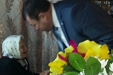 Ермек Алкулов поздравил долгожительницу