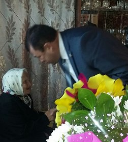 Ермек Алкулов поздравил долгожительницу