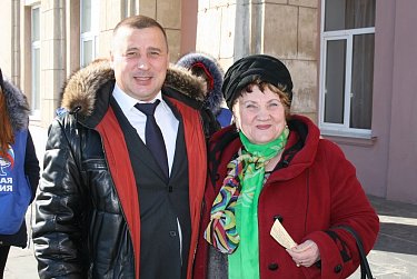 Василий Тишин поздравил представительниц старшего поколения