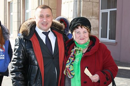 Василий Тишин поздравил представительниц старшего поколения