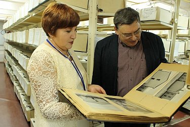 Депутаты Татьяна Иванова и Сергей Романенко побывали в архиве социально-политической истории