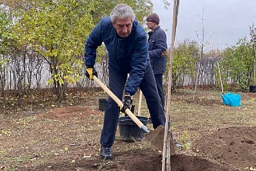 Депутаты вышли на субботник