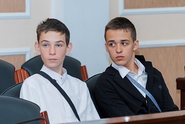 Школьники на экскурсии у законодателей