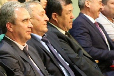 Сотрудники российской полиции принимают поздравления