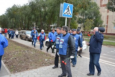 На субботнике в сквере имени Александра Прохоренко