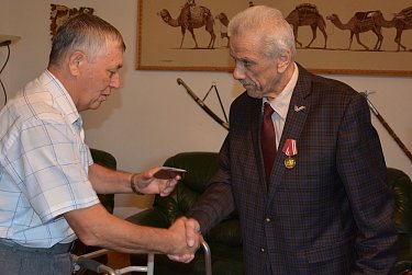 Надыр Ибрагимов вручил Благодарность члену Совета «Боевое братство»