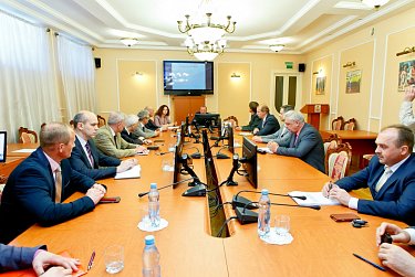 Депутат Геннадий Аверьянов на заседании экспертного совета