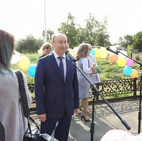 В День знаний Виктор Купчик посетил родную школу