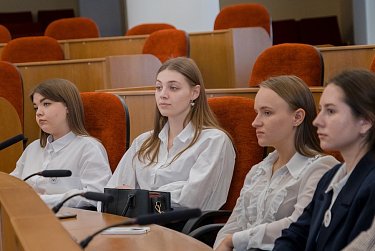 Студенты на экскурсии в областном парламенте