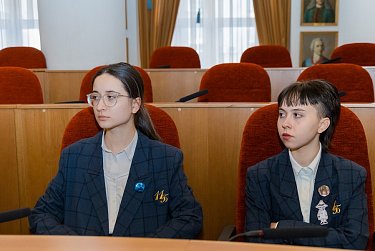 Гимназисты в депутатских креслах