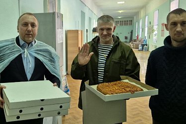 Бойцов угостили пирогами