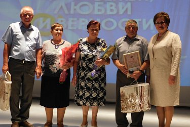 Депутаты вручили подарки семейным парам 