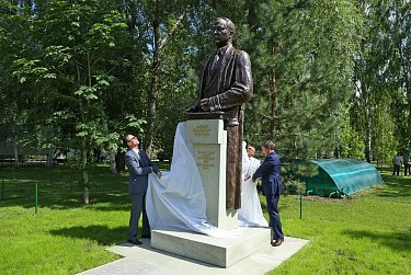 В память о прославленном газовике установили памятник 