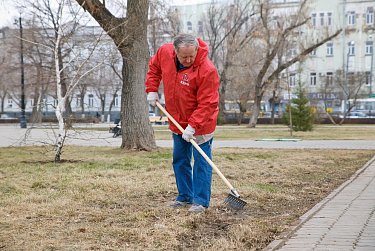 Депутаты на субботнике