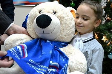 Олег Димов наградил победителя конкурса рисунков «Новогодняя сказка»