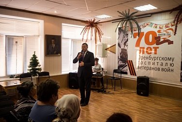 Олег Димов поздравил ветеранов военного госпиталя