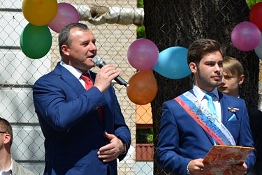Олег Димов поздравил выпускников с окончанием школы