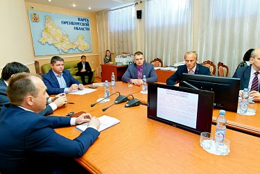 Депутат Геннадий Аверьянов на заседании экспертного совета