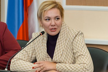 Гимназисты в депутатских креслах